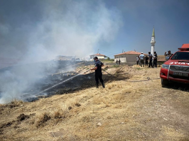 100 dönümlük alanda etkili anız yangını 4 saatte söndürüldü