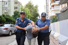 20 yaşında 53 yıl hapis cezasıyla aranan suç makinesi Adana'da parkta yakalandı