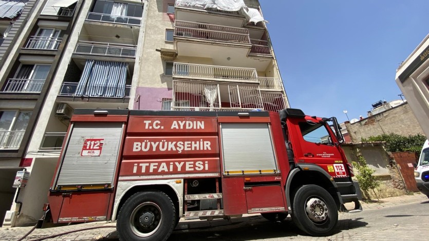 Apartman boşluğunda çıkan yangın panikletti