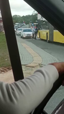 Arnavutköy’de sürücülerin trafikte kavga anları kamerada