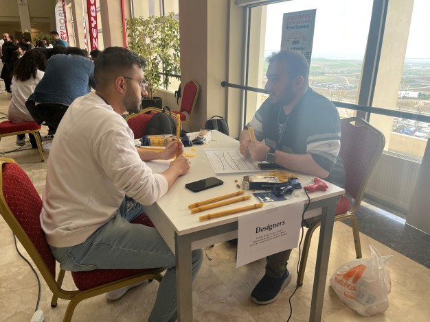 Atılım Üniversitesi öğrencileri çubuk makarnadan yaptıkları köprü ile birinci olmak için yarıştı