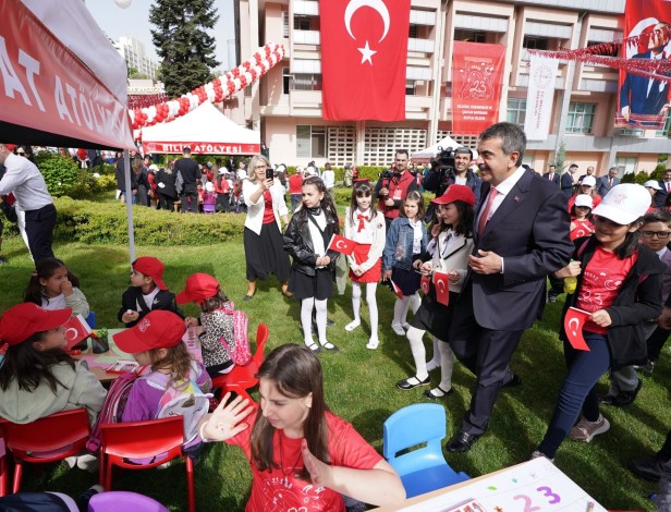 Bakan Tekin, koltuğunu 12 yaşındaki Genç’e devretti