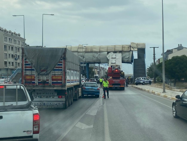 Bandırma'da dorsesi açık kalan tır üst geçide vurdu