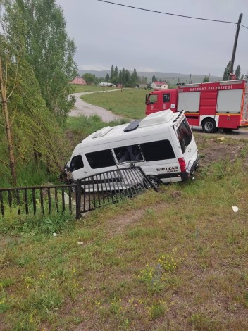 Bayburt'ta kamyonla minibüs çarpıştı: 2 yaralı