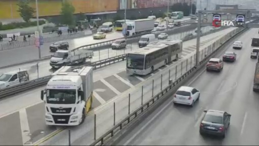 Beylikdüzü’nde metrobüsten dumanlar yükseldi, yolcular panikle tahliye edildi