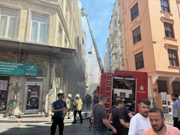 Beyoğlu’nda 5 katlı otelde korkutan yangın