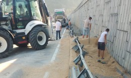 Bilecik'te buğday yüklü tır 3 metre yükseklikten alt yola devrildi