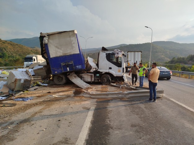 Bilecik'te karton ambalaj yüklü tır devrildi: 1 kişi yaralandı