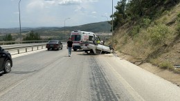 Bilecik'te sürücüsünün direksiyon hakimiyetini kaybettiği araç takla attı: 2 yaralı