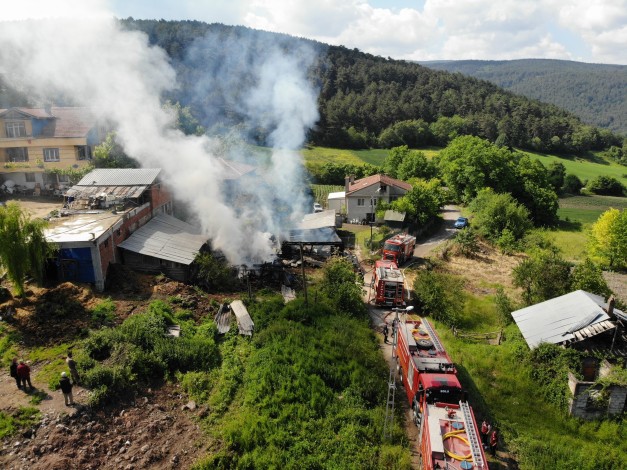 Bolu'da 2 samanlık ve odunluk alev alev yandı: Yangın havadan görüntülendi