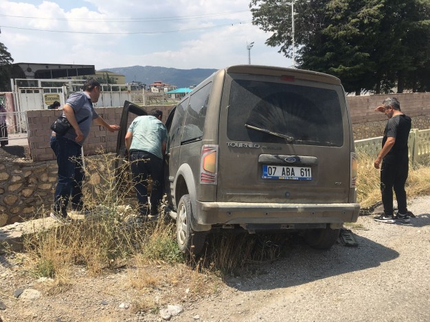 Burdur'da iki otomobil çarpıştı, araçlardan biri köprüde asılı kaldı: 3 yaralı