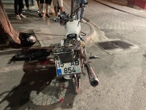 Burdur’da park halindeki otomobile çarpan motosikletli genç ağır yaralandı