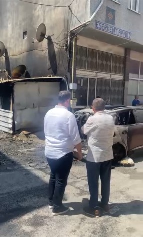 Bursa'da garajda park halinde 2 otomobil alev alev yandı