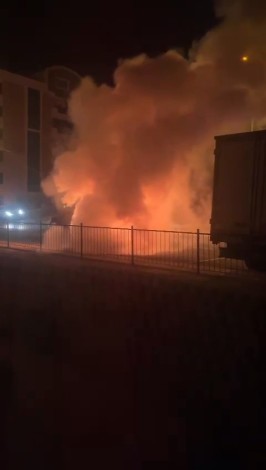 Bursa'da lüks otomobil alev alev yandı