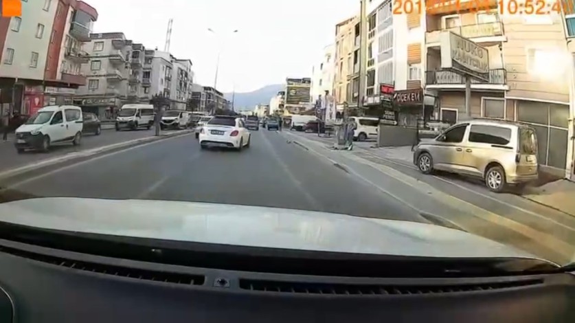 Bursa'da makas atan otomobil, bebek ile anneyi altına alıyordu