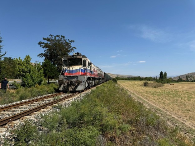 Çankırı'da yük treni ile hafriyat kamyonu çarpıştı: 1 ölü, 3 yaralı