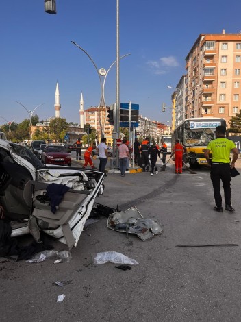 Çorum'da yolcu otobüsü ile hafif ticari araç çarpıştı: 10 yaralı