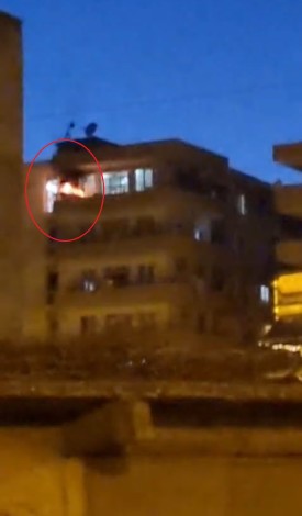 Diyarbakır'da bir evin balkonundaki alevler paniğe neden oldu