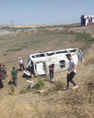 Diyarbakır’da yolcu minibüsü ile pikap çarpıştı: 1’i çocuk 3’ü ağır 14 yaralı