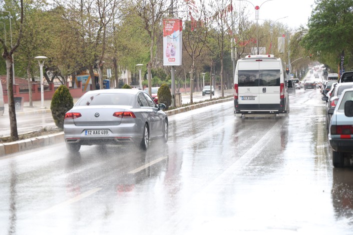 Elazığ'da Kısa Süreli Sağanak Yağış Vatandaşları Hazırlıksız Yakaladı