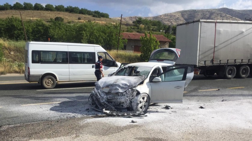 Elazığ'da trafik kazası: Çarpışan otomobillerden biri alev alev yandı, 1 kişi öldü 6 kişi yaralandı