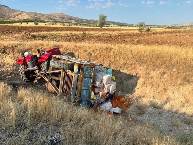 Elazığ'da traktör römorku devrildi