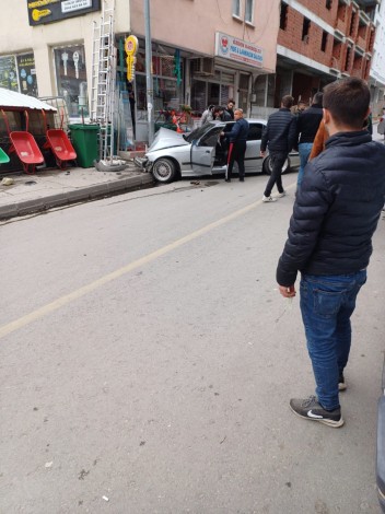 Elektrik direğine çarpan otomobil hurdaya döndü, direk yerinden bile oynamadı