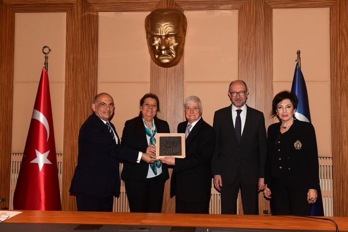 Emekli öğretim üyesi Prof. Dr. Ferruh Çömlekçi'ye 'Mesleki ve Akademik Saygı Ödülü'