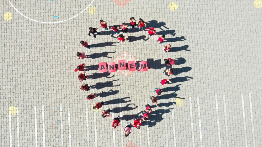 Erciş’te öğrenciler kalp koreografisi yaparak Anneler Günü'nü kutladı