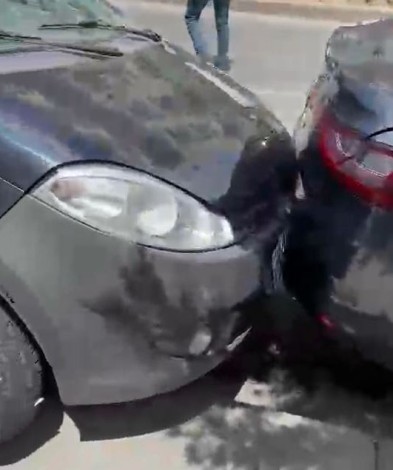 Esenyurt'ta freni boşalan tır, 5 araca çarptı: Yolun ortasında minibüsten inen kadın araçların arasında sıkıştı