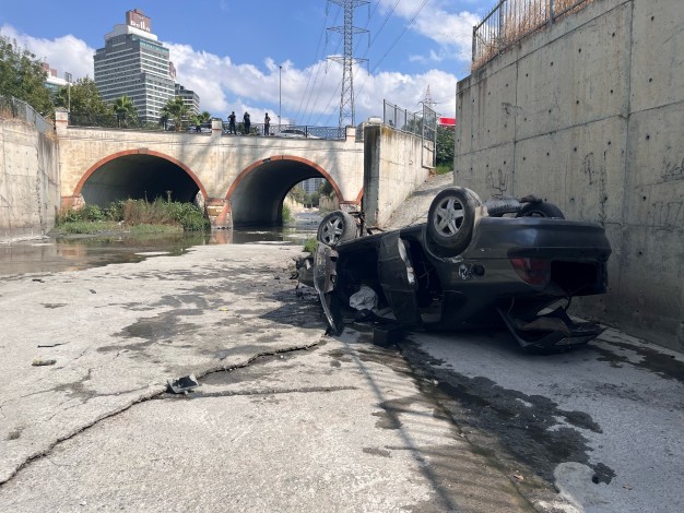 Esenyurt'ta yolu karıştıran sürücü dereye uçtu