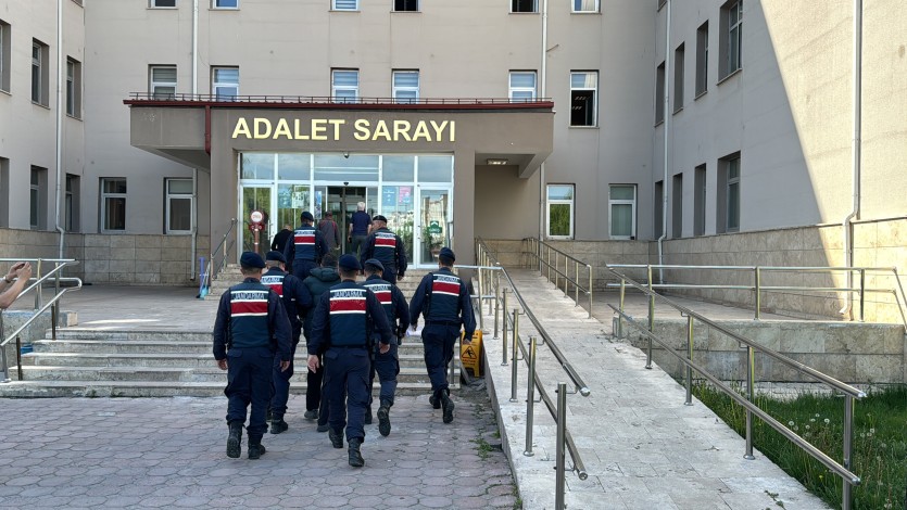 Firari hükümlü yakayı ele verdi