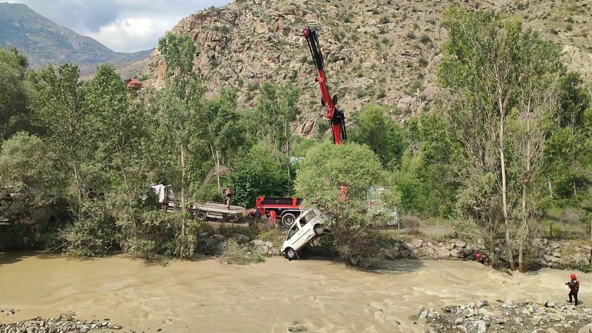 Heyelanda suya kapılan 10 aylık bebek aranıyor