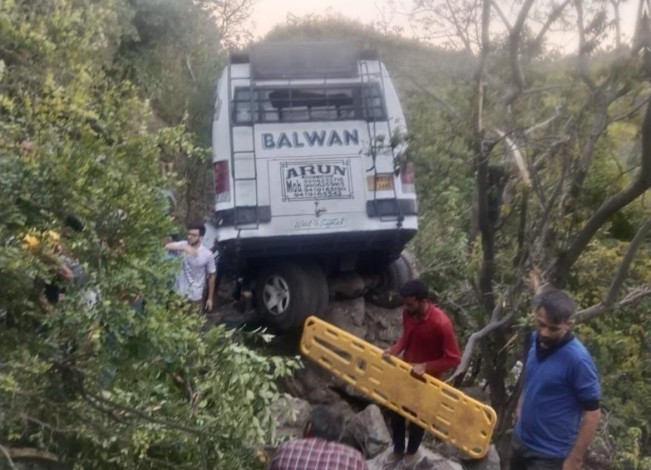 Hindistan’da otobüse saldırı: 10 ölü