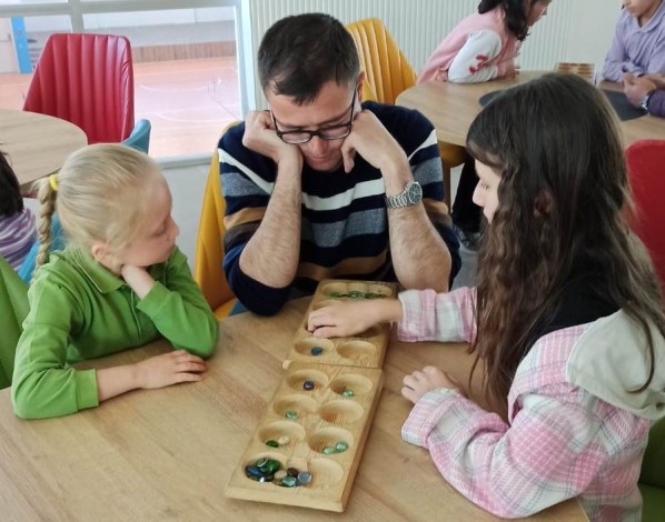 Hisarcık'ta 23 Nisan Kutlamaları: İlkokullar Arası Mangala Turnuvası Sonuçlandı