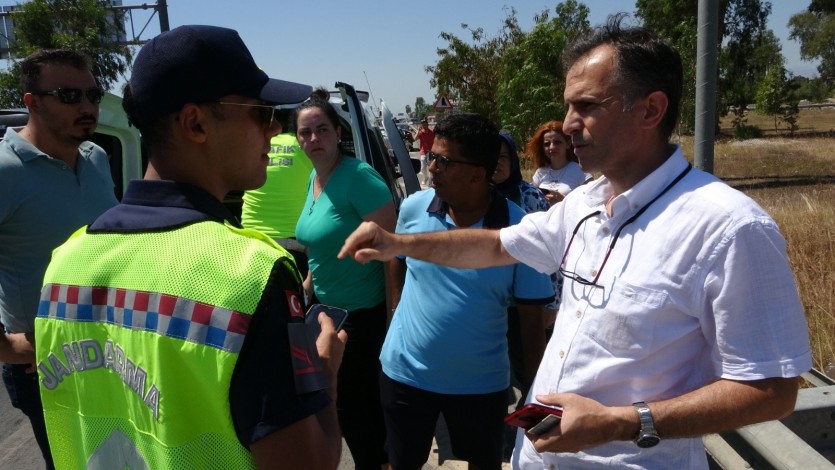 İki otomobilin çarpıştığı kazada şans eseri kimsenin burnu kanamadı