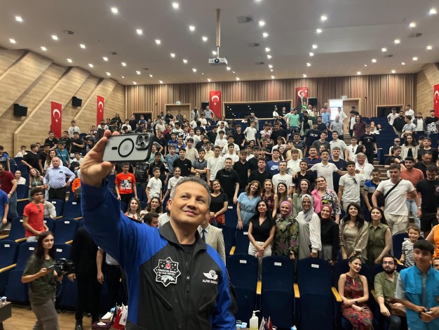 İlk Türk astronotu Alper Gezeravcı Eskişehir'de öğrencilerle buluştu