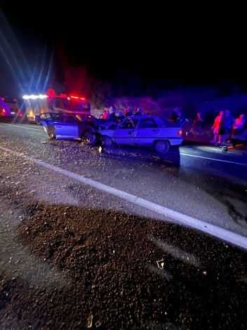 Isparta'da iki otomobil kafa kafaya çarpıştı: 3 ölü, 10 yaralı