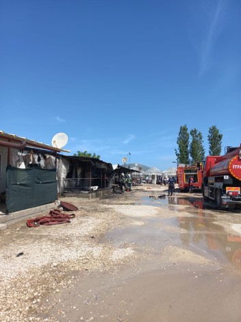 Isparta'da mevsimlik tarım işçilerinin kaldığı 4 konteyner küle döndü