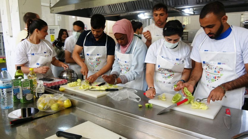 İsrafa dikkat çekmek isteyen İtalyan ve Ürdünlü gençler artık malzemelerle hünerlerini sergiledi