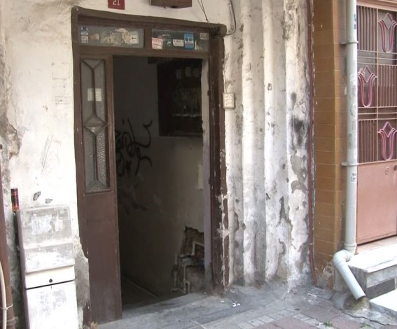 İstanbul'da ilginç hırsızlık kamerada: Apartmanın kapısını söküp çaldı