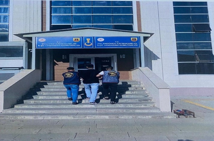 Jandarma aranan şahsı operasyonla yakaladı