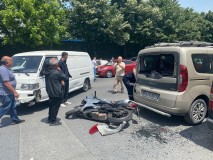 Kağıthane’de ilginç kaza: Motosiklet sürücüsü çarptığı aracın arka camından içeriye girdi