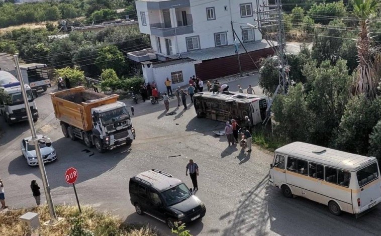 Kamyon öğrenci servisine çarptı, o anlar kamerada