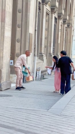 Karaköy’de turistlere fırçalı tuzak kuran boyacı kamerada: Zabıta cezai işlem uyguladı