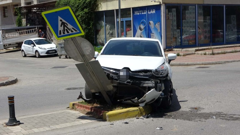 Kaza yapan otomobil, trafik levhasına çarparak durabildi