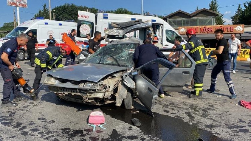 Kocaeli'de kamyon ışıkta bekleyen otomobillerin arasına daldı: 2 kardeş öldü, anne ağır yaralı