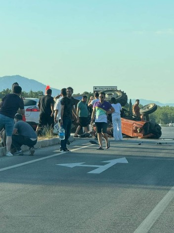 Kontrolden çıkan otomobil traktöre çarptı: 1 ölü