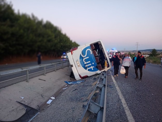 Kontrolden çıkan yolcu otobüsü tahliye kanalına devrildi: 11 yaralı