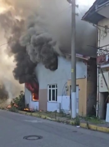 Korkutan yangın, tek katlı ev alev topuna döndü